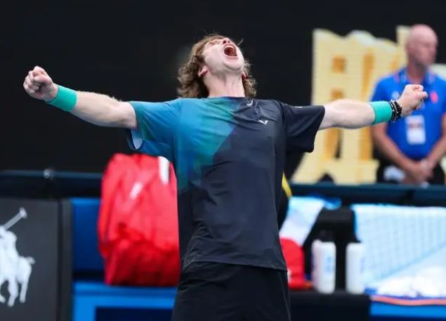 毫不掩饰地 毫不掩饰地